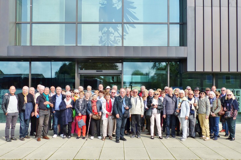 71_P1160326 (Clement).jpg - Groupés devant le musée.